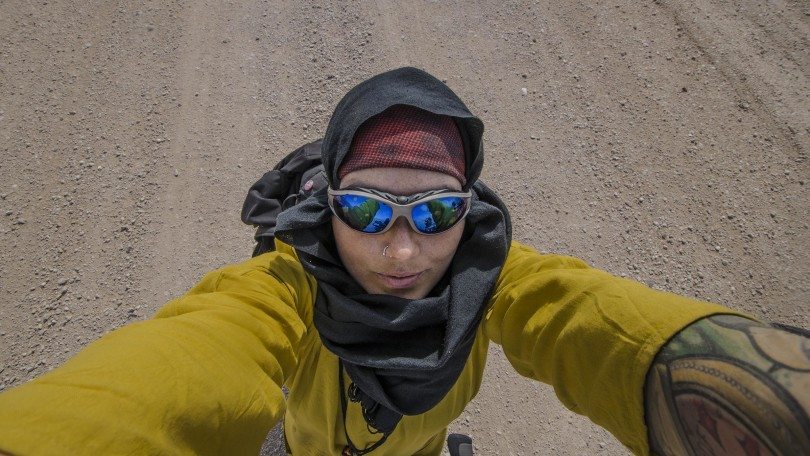 Autoportret Anity Demianowicz wykonany w Iranie na pustyni
